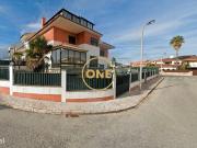 Moradia T4 com Piscina e 3 Frentes em Parede Cascais
