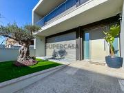 Moradia T4 com piscina e jardim a poucos passos da praia...