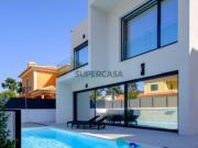 Moradia T4 com piscina e jardim na Aroeira