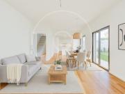 Moradia T4 com piscina em pequeno condomínio