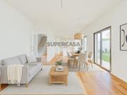 Moradia T4 com piscina em pequeno condomínio