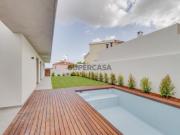 Moradia T4 com piscina em pequeno condomínio