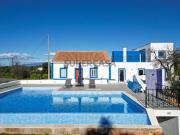 Moradia T4 com piscina infinita em terreno amplo em Silves