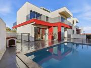 Moradia T4 contemporânea entre o mar e a serra