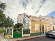 Moradia T4 de 2 pisos com logradouro, na zona norte do...