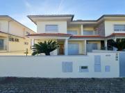 Moradia T4 de 3 Pisos com Piscina e Jardim