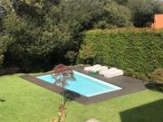 Moradia T4 +1 de 4 frentes com jardim e piscina em Miramar