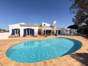 Moradia T4 de piso térreo com piscina, terraços...