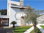 Moradia T4 de quatro frentes com jardim e garagem