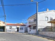 Moradia T4 e Espao Comercial no R/C em So Domingos de...