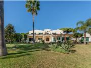 Uma vivenda de um piso com 4 quartos num terreno de 4890...