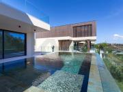 Moradia T4 em banda com piscina privada em condomínio