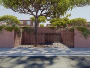 Moradia T4 em condomínio fechado, junto à praia da Madalena