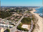Moradia T4 em condomínio fechado, junto à praia da Madalena