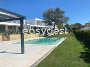 Moradia T4 em condomínio privado com piscina e jardim em...