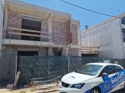 Moradia T4 geminada com piscina, sita na quinta da Madalena