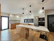 Moradia T4 geminada de arquitetura moderna em Oliveirinha