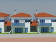 Moradia T4, geminada pela garagem