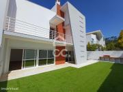 Moradia T4 Independente com 3 Pisos, Garagem e Terrao A...
