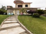 Moradia T4 Individual com 3 Pisos, Jardim e Garagem