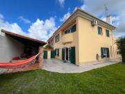 Moradia T4 inserida num lote de 308 m2. R/C e 1º andar....