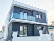 Moradia T4 Isolada com Jardim, Piscina e Garagem