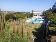 Moradia T4 isolada com jardins e piscina em lote vedado...