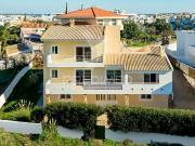 Moradia T4 mais 3 apartamentos para investimento em lote...