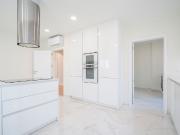 Moradia T4 nova com jardim e piscina, junto ao centro...