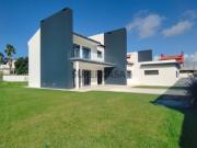 Moradia T4 nova em lote 869 m2 com piscina!