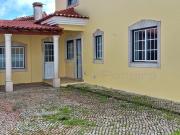 Moradia T4 perto dos acessos da A8 com jardim
