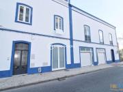 Moradia T4 renovada com amplo jardim e garagem no centro...