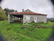 Moradia T4 térrea, implantada em lote com 2400 m2,...