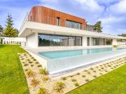 MORADIA T5+2 | Arquitetura Minimalista e Sustentável na...