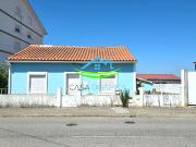 Moradia T5 com 5 Wcs com pátio e T1 Independente