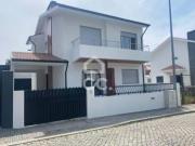 Moradia T5 com excelentes áreas, tem 3 casas de banho, 2...