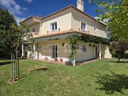 Moradia T5 com jardim e garagem, em Tomar