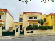 Moradia T5 com jardim e piscina no centro de Manique de...