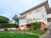 Moradia T5 com jardim para venda no centro do Estoril