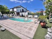Moradia T5 com jardim, piscina e garagem