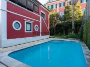 Moradia T5 com jardim, piscina e garagem na Lapa