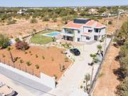 Moradia T5 com Piscina e Design Moderno em Fonte Santa