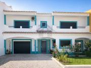 Moradia T5 com piscina para venda na Bela Vista Lagoa