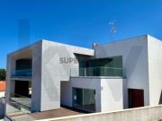 Moradia T5 de Arquitetura Moderna com Vista Mar, Sauna,...