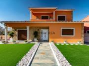 Moradia T5, de rés do chão, 1º andar, com piscina e anexos