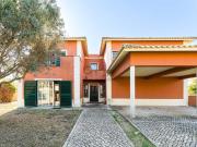 Moradia T5 Independente com piscina para Renovação na...