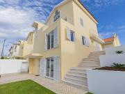 Moradia T5 isolada A+ com 4 WC, varandas amplas, jardim...