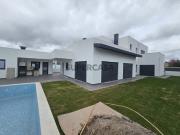 Moradia T5 isolada com 4 suítes, piscina e jardim em Azeitão