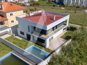 Moradia de Luxo com piscina e jardim a estrear