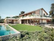 Moradia T5 no Estoril com jardim, piscina e estacionamento